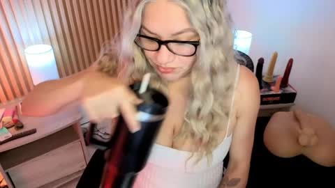 Snapshot of marianl0ve chatting on 04/13/26, 10:21 Marian Love online show from 04/13/26, 10:21