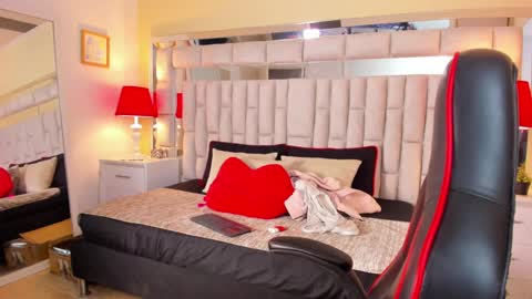 Snapshot of mariiahneedles chatting on 01/11/25, 01:06 mariiahneedles online show from 01/11/25, 01:06