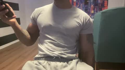 Snapshot of marineguyk19 chatting on 01/06/26, 06:33 Z online show from 01/06/26, 06:33