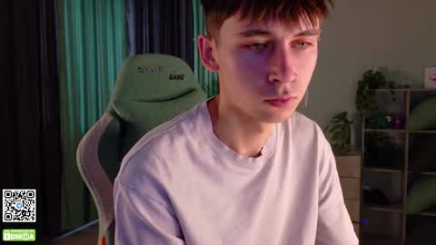 Snapshot of mark_safr chatting on 11/18/25, 04:17 Mark online show from 11/18/25, 04:17