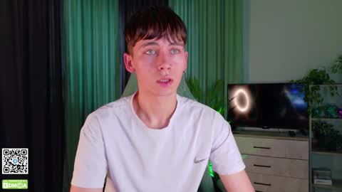 Snapshot of mark_safr chatting on 11/27/25, 08:05 Mark online show from 11/27/25, 08:05