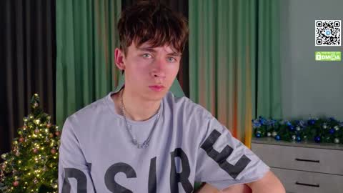 Snapshot of mark_safr chatting on 12/14/25, 04:45 Mark online show from 12/14/25, 04:45