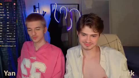 Snapshot of mark_sun chatting on 12/14/25, 04:51 Mark online show from 12/14/25, 04:51