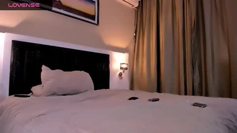 Snapshot of marrena_a chatting on 02/12/26, 11:27 -- Mari -- online show from 02/12/26, 11:27