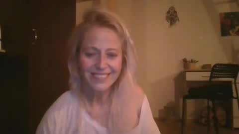 Snapshot of marrygorund chatting on 01/17/25, 03:12 MaryGoRound online show from 01/17/25, 03:12