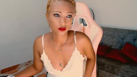 Snapshot of marryme00 chatting on 11/14/25, 02:38 May online show from 11/14/25, 02:38