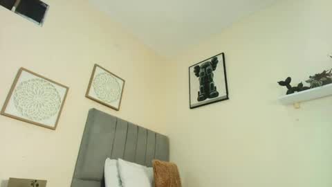 mary_cute9 online show from 04/17/26, 12:08