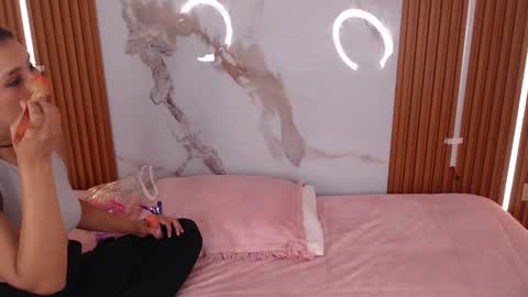 Snapshot of mary_live18 chatting on 11/14/25, 12:26 Hi guys im Mary online show from 11/14/25, 12:26