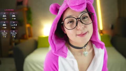 Snapshot of mary_shiota chatting on 12/19/24, 04:13 HelIo Everyone Im MaryWelcome to my room and lets have a good time together with me online show from 12/19/24, 04:13