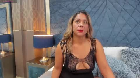 Snapshot of maryhawkey chatting on 12/21/25, 02:24 maryhawkey online show from 12/21/25, 02:24