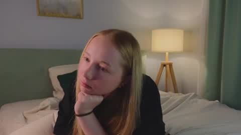 Snapshot of marylouiselidbom chatting on 12/05/25, 01:47 Laura online show from 12/05/25, 01:47