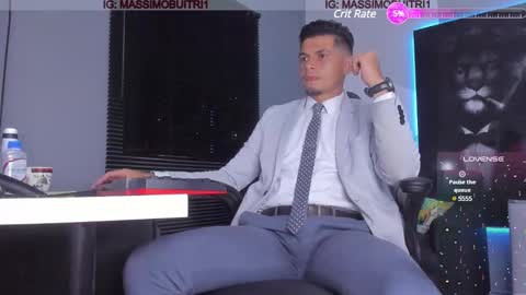 Snapshot of massimo_g chatting on 01/31/25, 01:01 I am Massimo online show from 01/31/25, 01:01