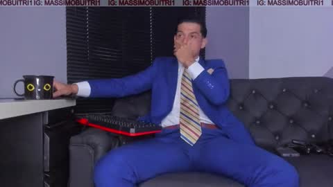 Snapshot of massimo_g chatting on 11/17/25, 11:05 I am Massimo online show from 11/17/25, 11:05