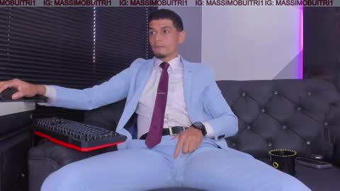 Snapshot of massimo_g chatting on 12/19/25, 01:29 I am Massimo online show from 12/19/25, 01:29