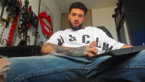 Snapshot of master_steven_01 chatting on 12/28/24, 10:34 steven online show from 12/28/24, 10:34