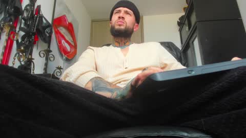 Snapshot of master_steven_01 chatting on 12/29/24, 08:37 steven online show from 12/29/24, 08:37