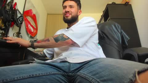 Snapshot of master_steven_01 chatting on 01/18/25, 08:40 steven online show from 01/18/25, 08:40