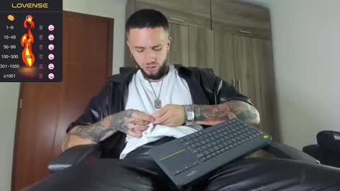 Snapshot of master_steven_01 chatting on 09/15/25, 01:27 steven online show from 09/15/25, 01:27