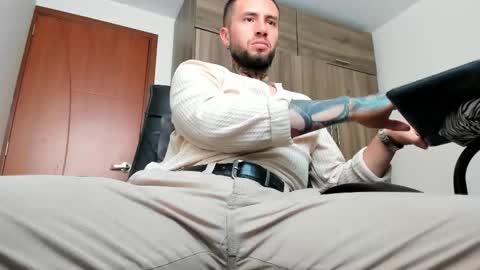 Snapshot of master_steven_01 chatting on 12/17/25, 05:08 steven online show from 12/17/25, 05:08