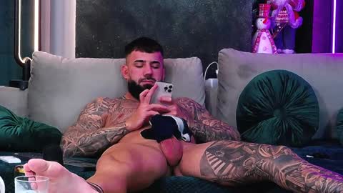 Snapshot of masterkingofmuscle chatting on 12/16/24, 02:49 masterkingofmuscle online show from 12/16/24, 02:49