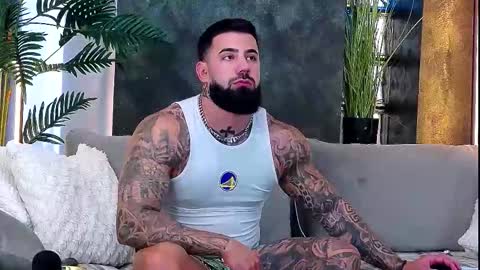 Snapshot of masterkingofmuscle chatting on 10/15/25, 10:04 masterkingofmuscle online show from 10/15/25, 10:04