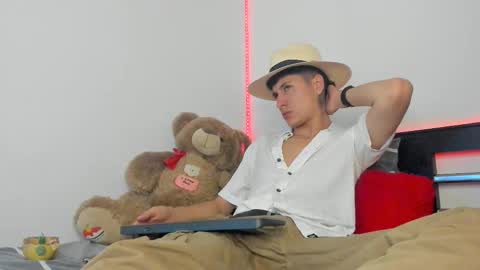 mateo_escobar online show from 10/17/25, 03:42