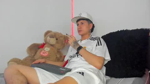 mateo_escobar online show from 10/18/25, 04:37