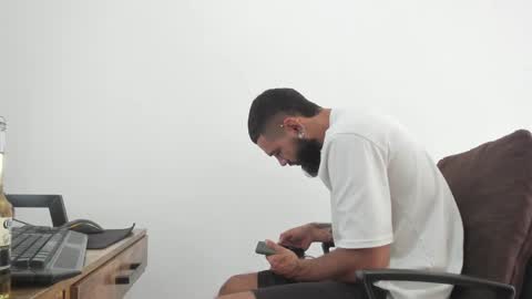 Snapshot of matheusbeard2 chatting on 12/16/24, 06:16 Matheus online show from 12/16/24, 06:16