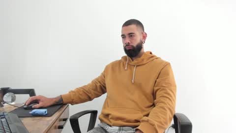 Snapshot of matheusbeard2 chatting on 12/30/24, 04:19 Matheus online show from 12/30/24, 04:19