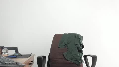 Snapshot of matheusbeard2 chatting on 01/11/25, 07:27 Matheus online show from 01/11/25, 07:27