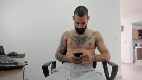 Snapshot of matheusbeard2 chatting on 09/17/25, 04:19 Matheus online show from 09/17/25, 04:19