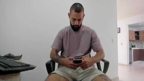 Snapshot of matheusbeard2 chatting on 09/26/25, 04:11 Matheus online show from 09/26/25, 04:11