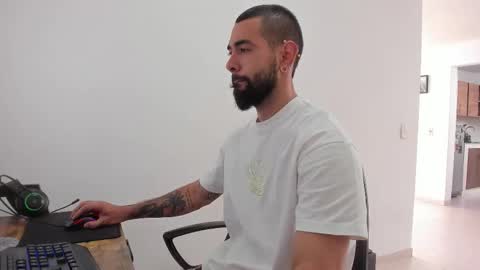 Snapshot of matheusbeard2 chatting on 10/16/25, 07:48 Matheus online show from 10/16/25, 07:48