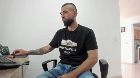 Snapshot of matheusbeard2 chatting on 11/25/25, 08:20 Matheus online show from 11/25/25, 08:20