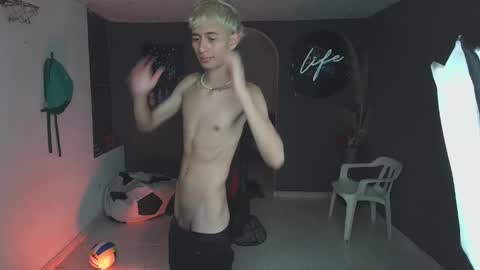 mattias     online show from 03/12/25, 01:36