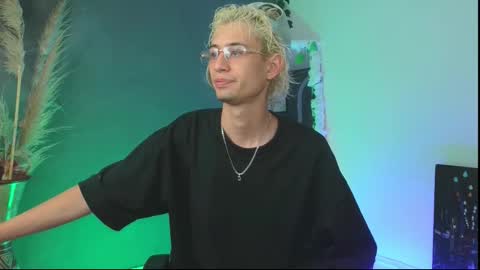 mattias     online show from 09/27/25, 03:00