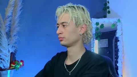 mattias     online show from 10/04/25, 03:59