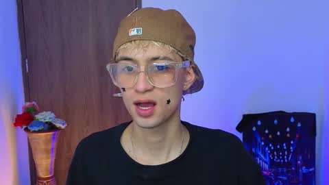 mattias     online show from 03/17/26, 05:44