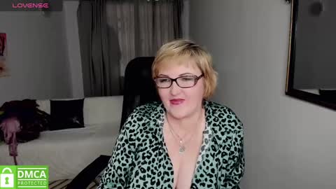 Snapshot of mature_blonde7 chatting on 01/03/25, 06:01 Lana online show from 01/03/25, 06:01