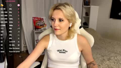 Mia online show from 09/15/25, 04:18