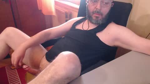 Snapshot of max818k chatting on 06/13/26, 10:24 Max online show from 06/13/26, 10:24