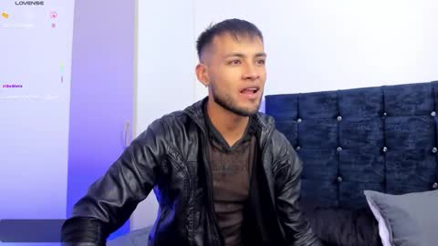 Snapshot of max_conor_ chatting on 10/27/25, 01:04 Max Conor online show from 10/27/25, 01:04