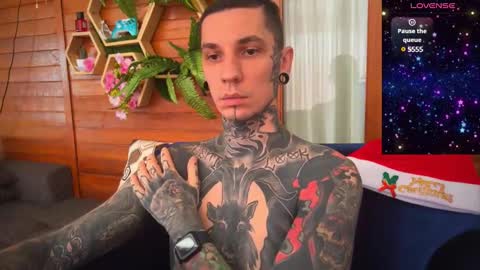 Snapshot of max_reaves chatting on 12/25/24, 05:05 online show from 12/25/24, 05:05