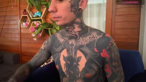 Snapshot of max_reaves chatting on 01/01/25, 01:37 online show from 01/01/25, 01:37