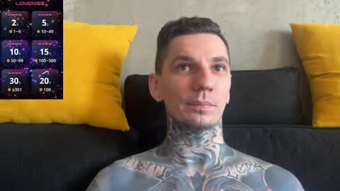 Snapshot of max_reaves chatting on 11/24/25, 05:18 online show from 11/24/25, 05:18