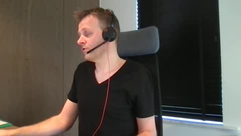 Snapshot of max_straight_1 chatting on 02/04/25, 01:27 Max take off clothes online show from 02/04/25, 01:27