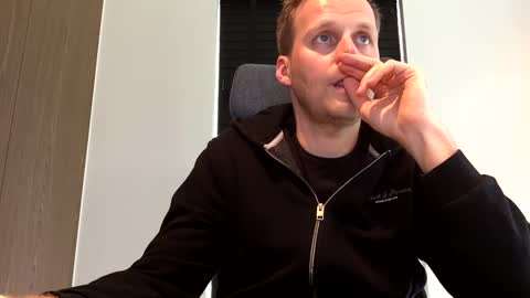 Snapshot of max_straight_1 chatting on 02/20/25, 10:37 Max take off clothes online show from 02/20/25, 10:37