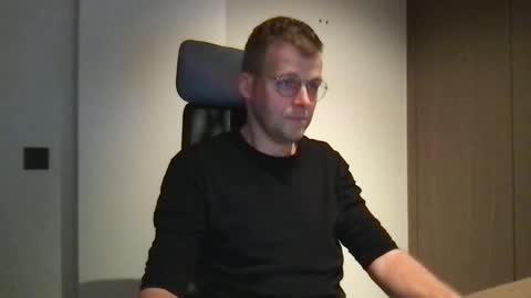 Snapshot of max_straight_1 chatting on 02/24/25, 06:58 Max take off clothes online show from 02/24/25, 06:58