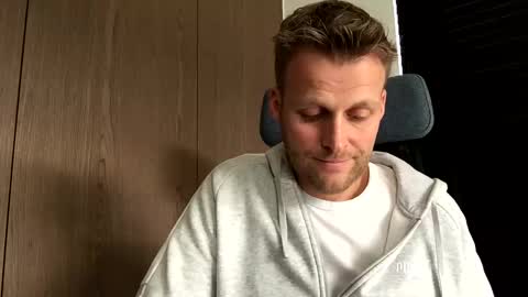 Snapshot of max_straight_1 chatting on 12/19/25, 01:18 Max take off clothes online show from 12/19/25, 01:18