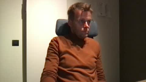 Snapshot of max_straight_1 chatting on 01/05/26, 06:55 Max take off clothes online show from 01/05/26, 06:55